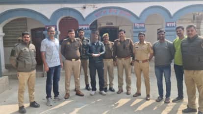 accused arrested in budaun who involved in stealing cash and jewellry from bank in Maharashtra