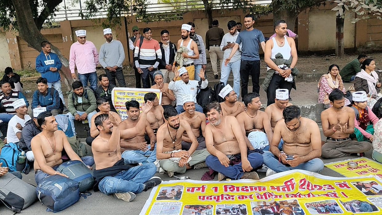 Bhopal News: Waiting teachers stage fierce protest in Bhopal, demonstrate semi-naked, appeal to CM for appoint