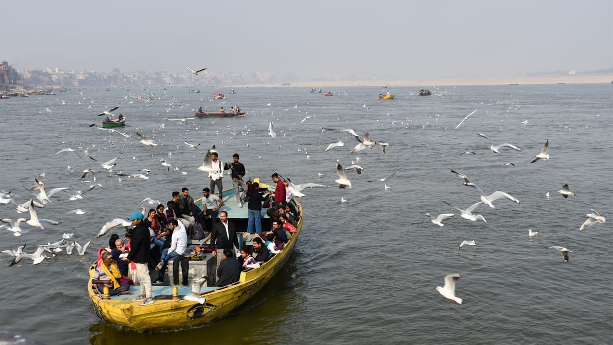 Water sports started in Ganga at Namo Ghat prices high that ordinary people staying away in varanasi