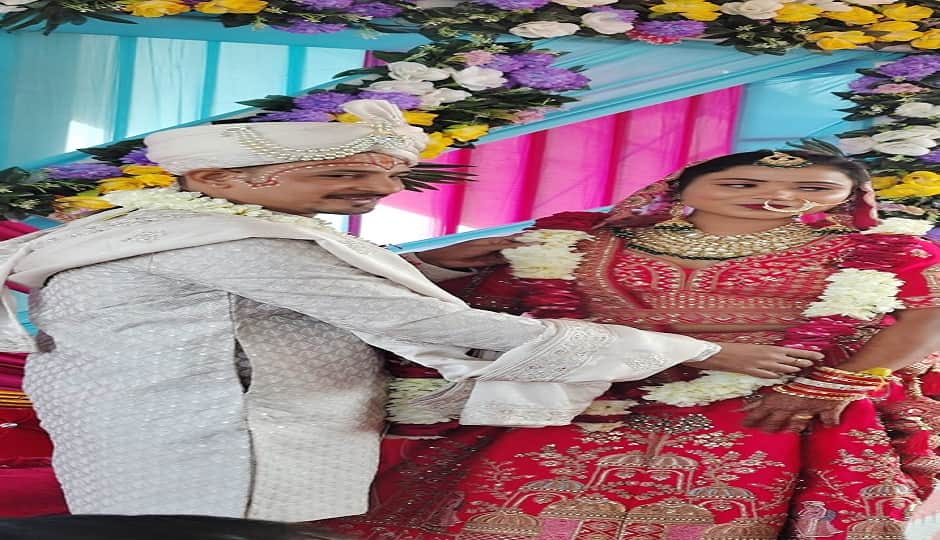 गरुड़ के कोटभ्रामरी मंदिर में विवाह बंधन में बंधे रवि और कल्पना।