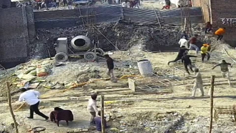 goons opened fire on workers for not paying extortion money and beat up workers In Lucknow