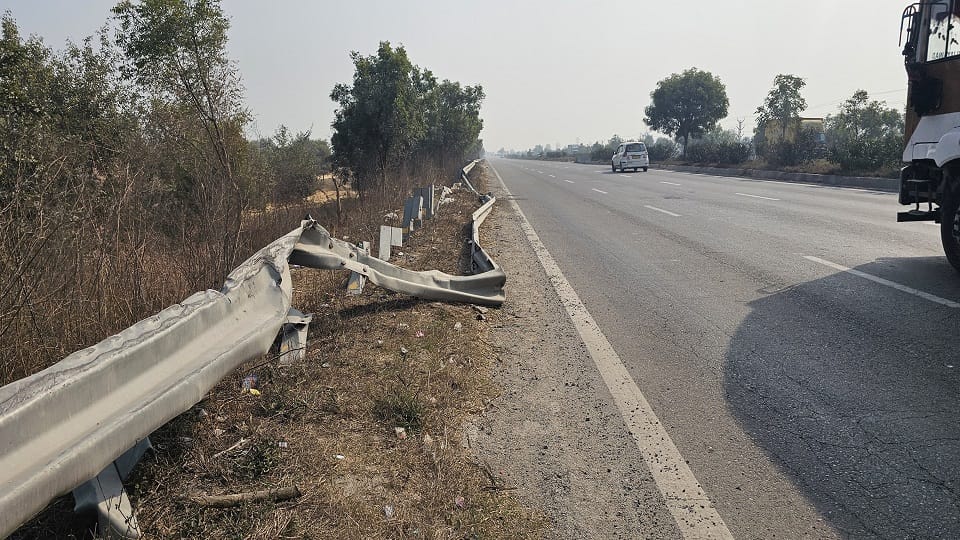 KMP Expressway accident People took goods scattered from container gravel scattered from dumper to crusher