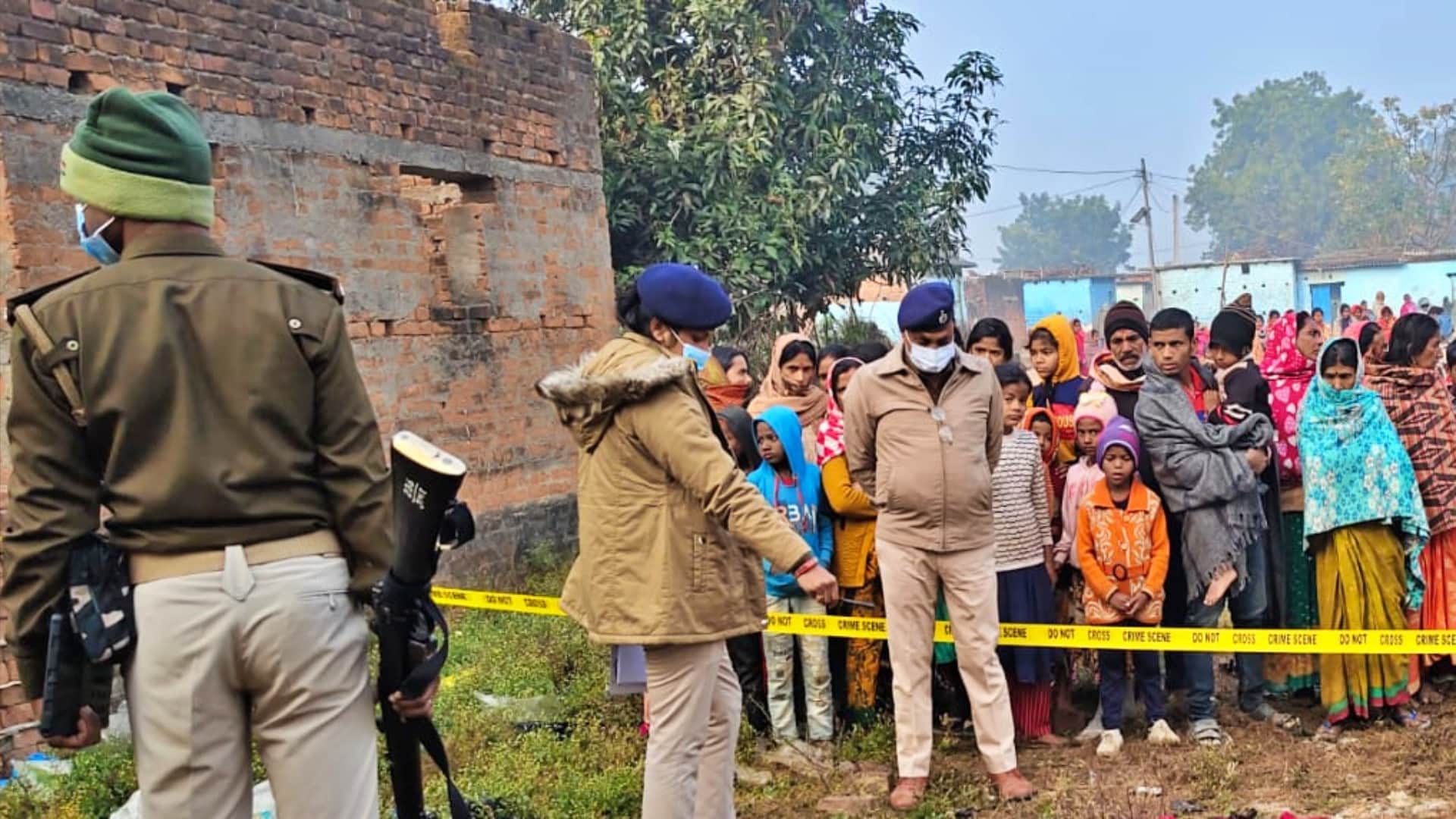 घटनास्थल पर मौजूद पुलिस तथा स्थानीय लोग