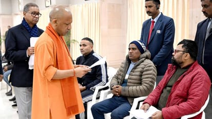 Janata Darshan: Homeless Seema receives assurance of justice; people were moved to tears when the two-year-old