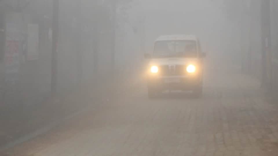 कोहरे में लाइट जलाकर चलता वाहन