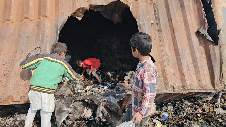 KMP Expressway accident People took goods scattered from container gravel scattered from dumper to crusher