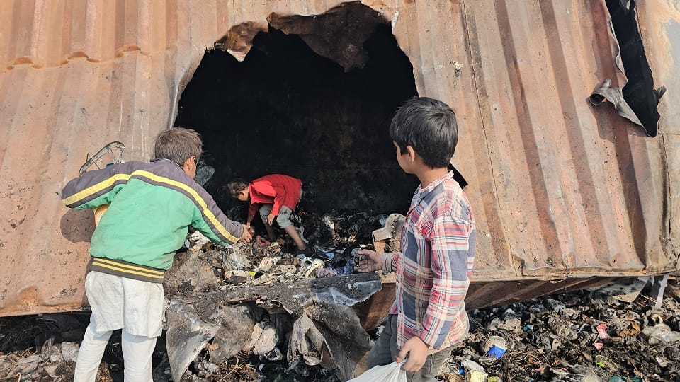 KMP Expressway accident People took goods scattered from container gravel scattered from dumper to crusher