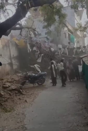 मेले में संचालित एक चलता झूला अचानक अनियंत्रित होकर गिर पड़ा, मौके की तस्वीर।