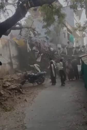 मेले में संचालित एक चलता झूला अचानक अनियंत्रित होकर गिर पड़ा, मौके की तस्वीर।