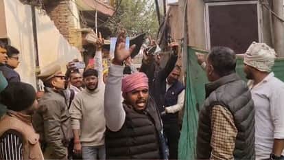 People of Pal community reached Manikarnika Ghat to protest in varanasi