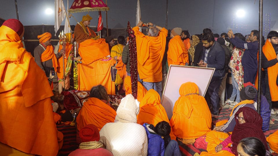 Prayagraj Magh Mela Scuffle with Shankaracharya supporters 12 injured Disciples observing fast joined protest