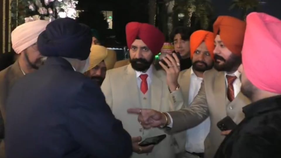 मामले की जानकारी देते लोग