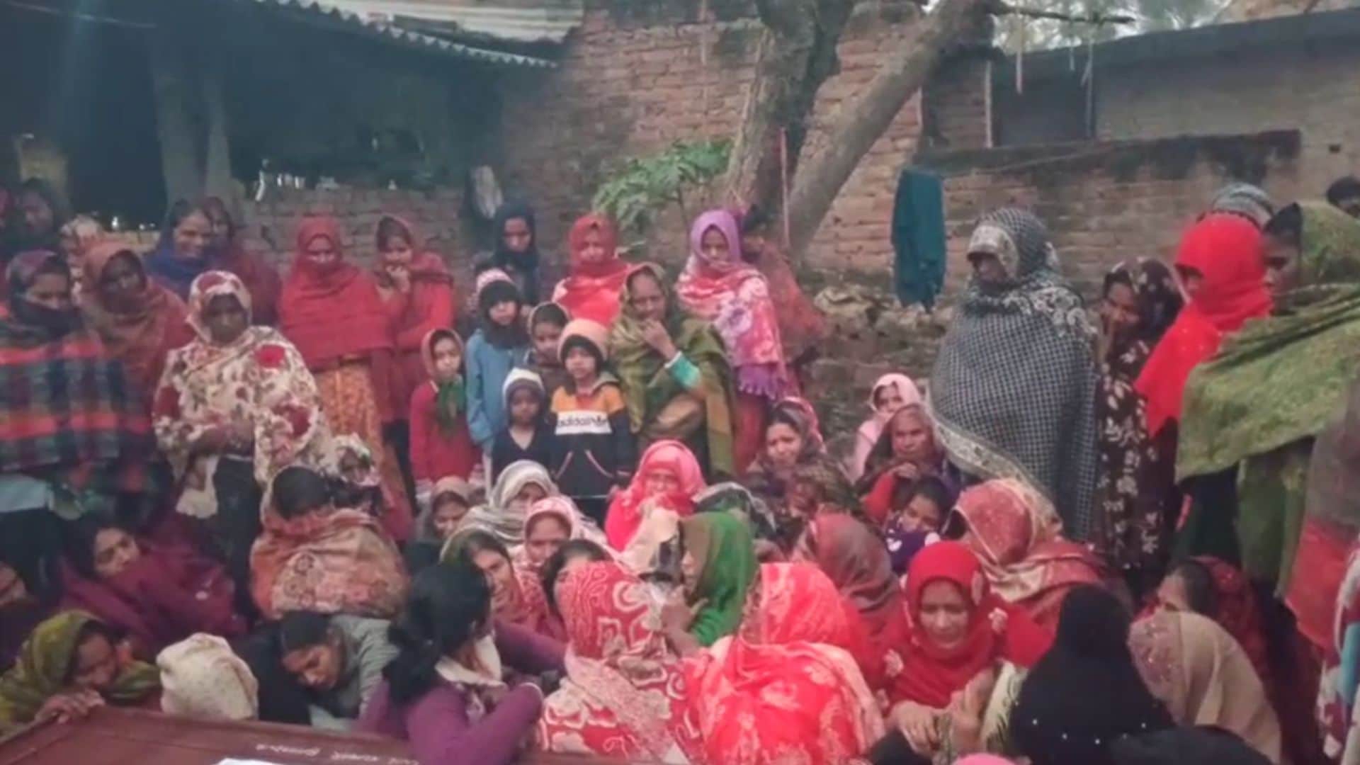 रोते- बिलखते परिजन