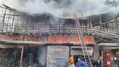 Massive fire broke out in  shop in Chandrapuri Gabnigaon two vehicles were also engulfed in flames Rudraprayag