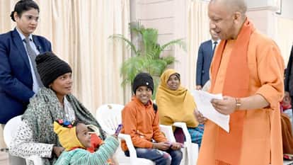 Janata Darshan: Homeless Seema receives assurance of justice; people were moved to tears when the two-year-old