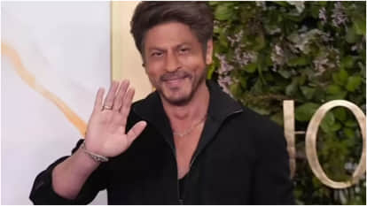 Shah Rukh Khan Female Fan Follows His Rolls Royce Car In An Auto In Mumbai Just To Say Hi Video Viral
