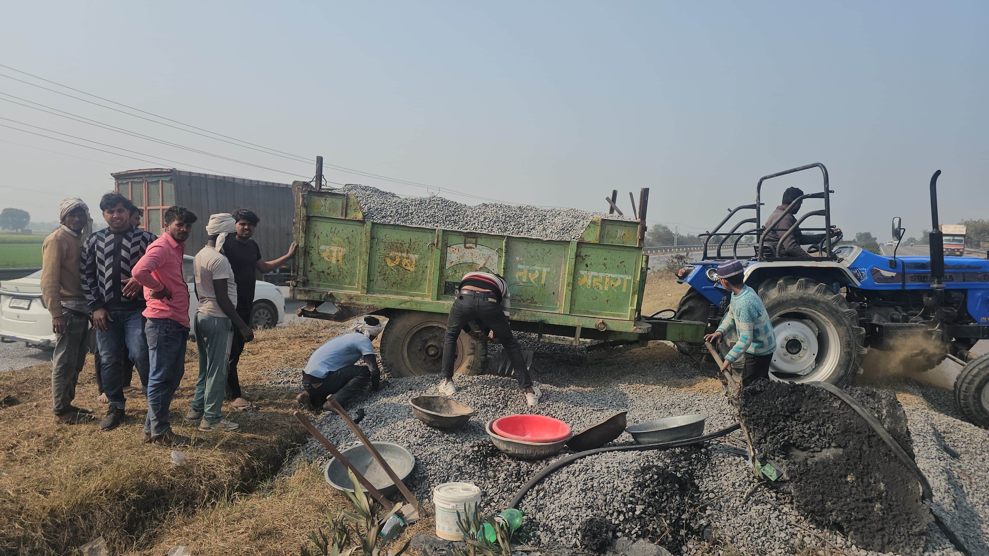 KMP Expressway accident People took goods scattered from container gravel scattered from dumper to crusher