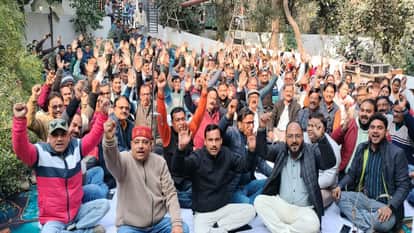 Teachers raised their voices in protest against the transfers in Shahjahanpur