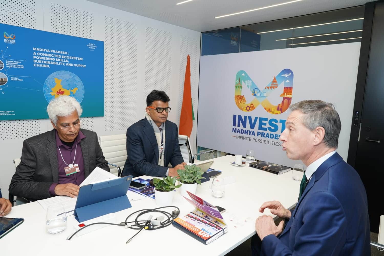 वर्ल्ड इकोनॉमिक फोरम दावोस में  TouchLab कंपनी के पदाधिकारी से चर्चा करते अधिकारी