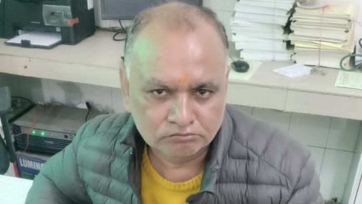 lekhpal caught red-handed taking bribe in budaun Bisauli