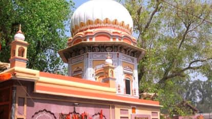 Sirmaur: A devotee who had come to visit the Balasundari temple in Trilokpur died on the temple steps.