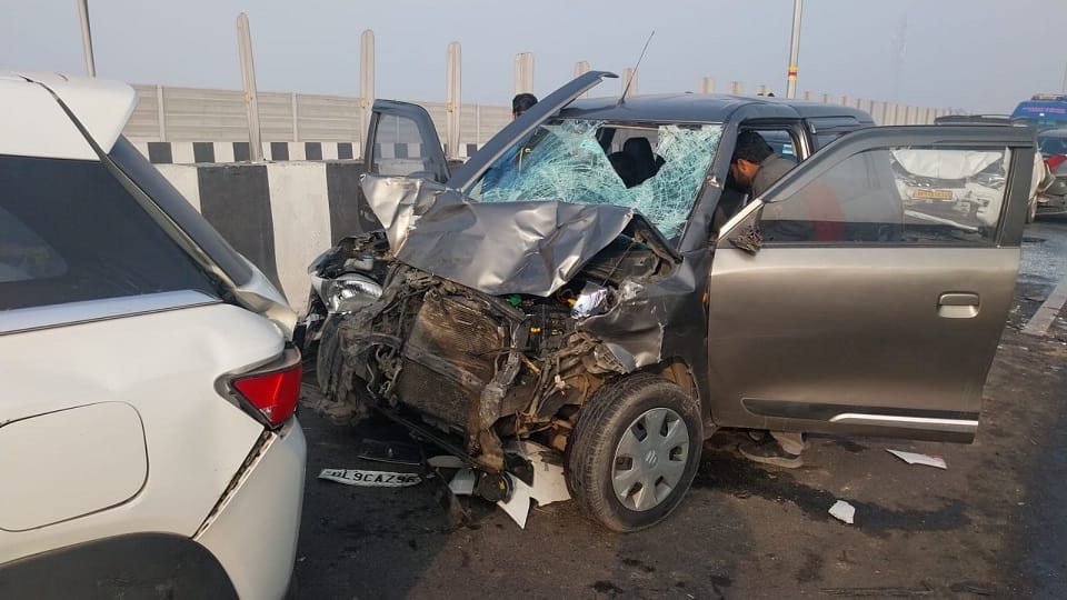 Baghpat: 25 cars collided in 20 minutes in fog on elevated road, 35 injured; Both legs of young man broken