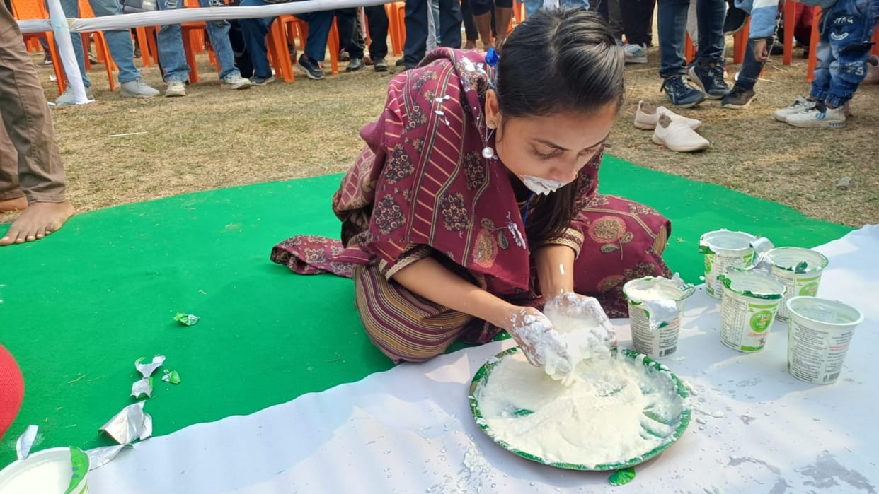 Bihar News : Curd competition in patna a man eats three kilos of curd in three minutes