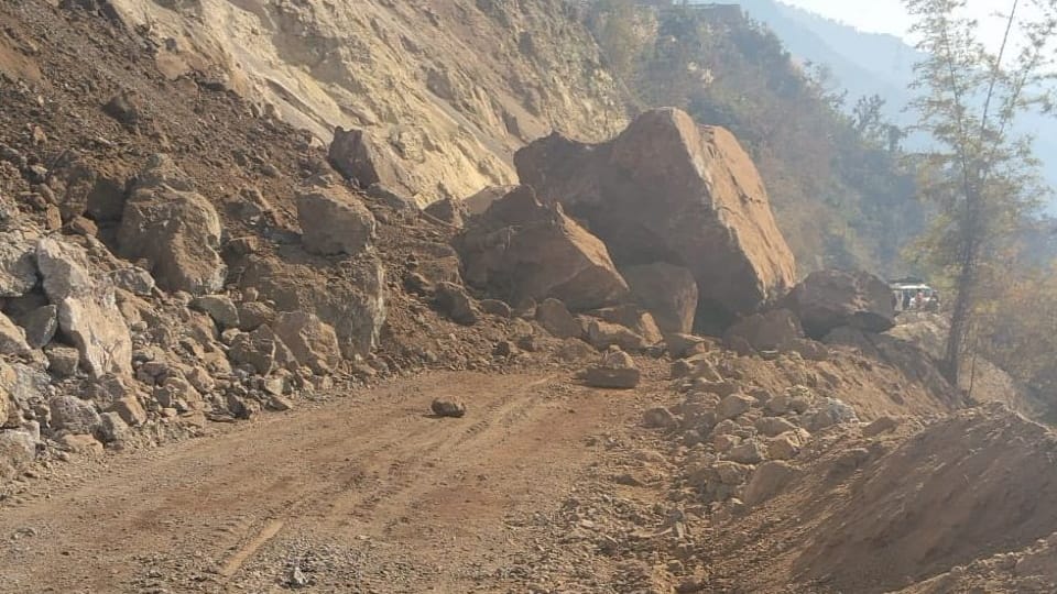 Rockfall blocks Pauri highway, traffic suspended for two days.