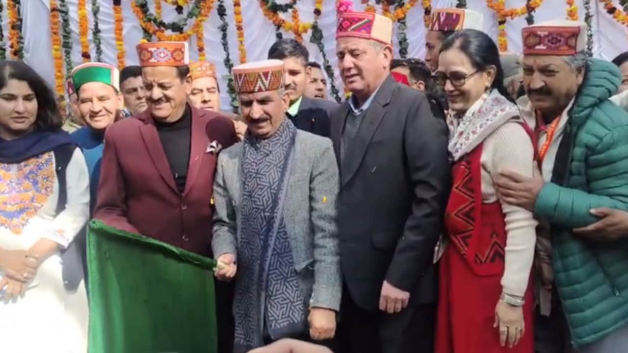 सीएम सुखविंद्र सुक्खू ने हरी झंडी दिखाकर मनाली विंटर कार्निवल का शुभारंभ किया।