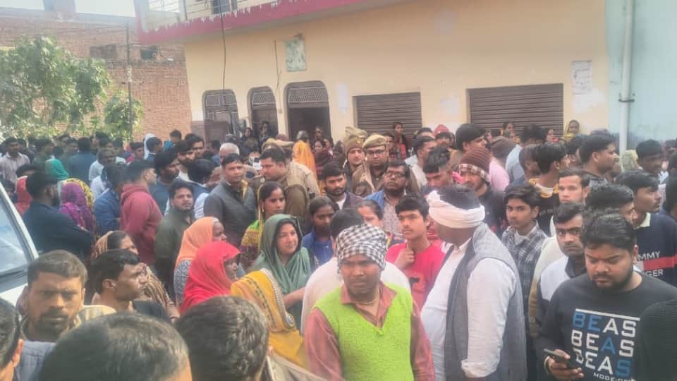 Four members of same family murder in Etah The killer brutally crushed head and face