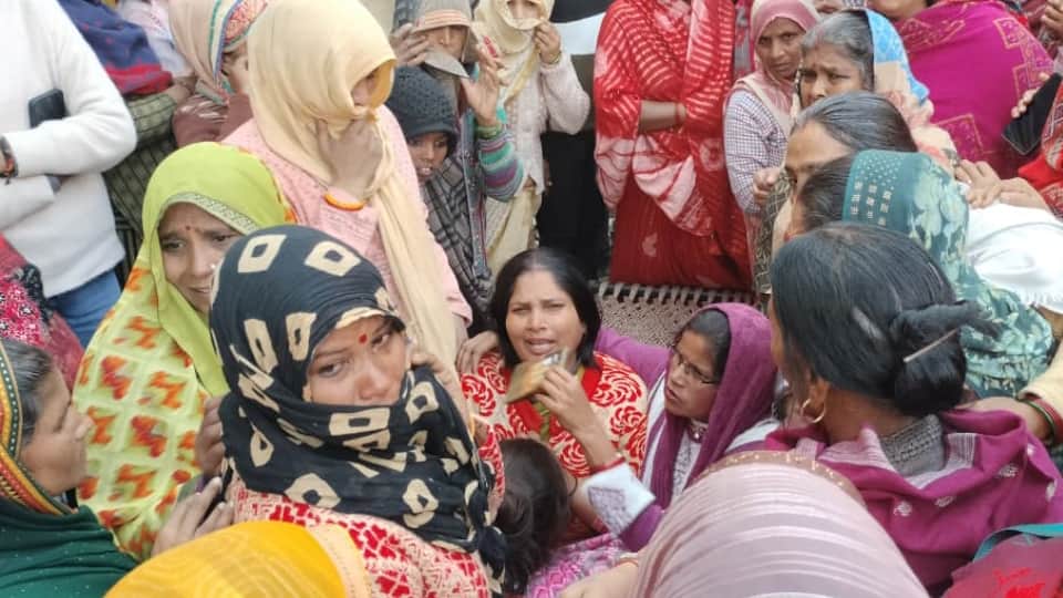 Four members of same family murder in Etah The killer brutally crushed head and face