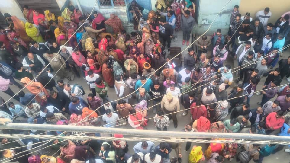 Four members of same family murder in Etah The killer brutally crushed head and face