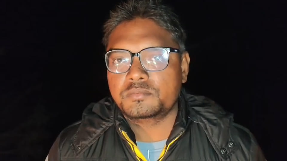 Auraiya: Bike-borne criminals robbed a young man, his sister, and nephew at gunpoint