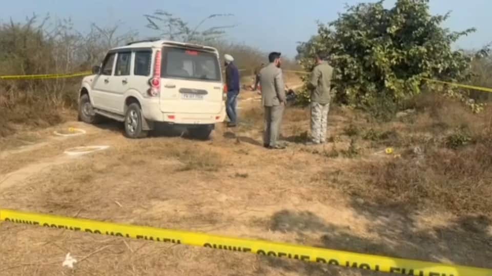 घटनास्थल पर मौजूद पुलिस।