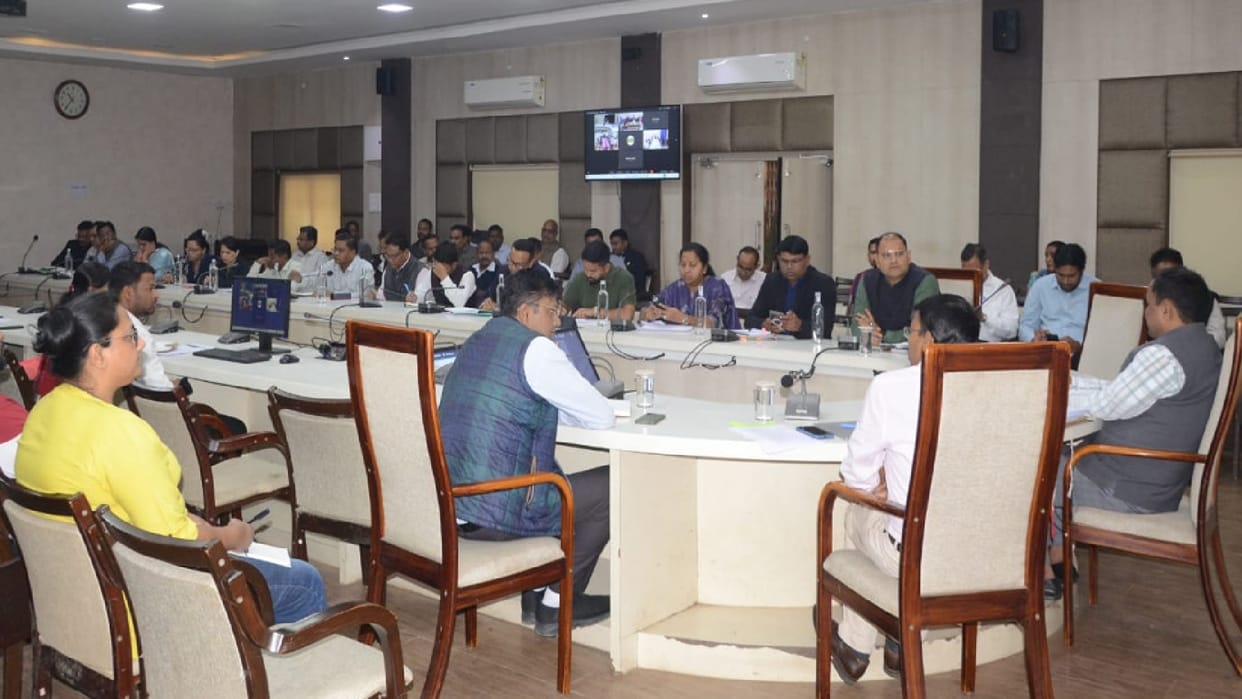 Collector held a time-bound meeting in Raipur, directed for public hearing and early disposal of pending cases