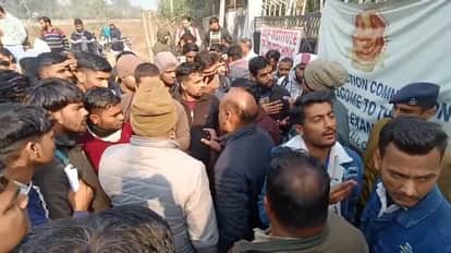 Kanpur Massive chaos at MGA College during Delhi Police exam students created huge ruckus after hours of delay