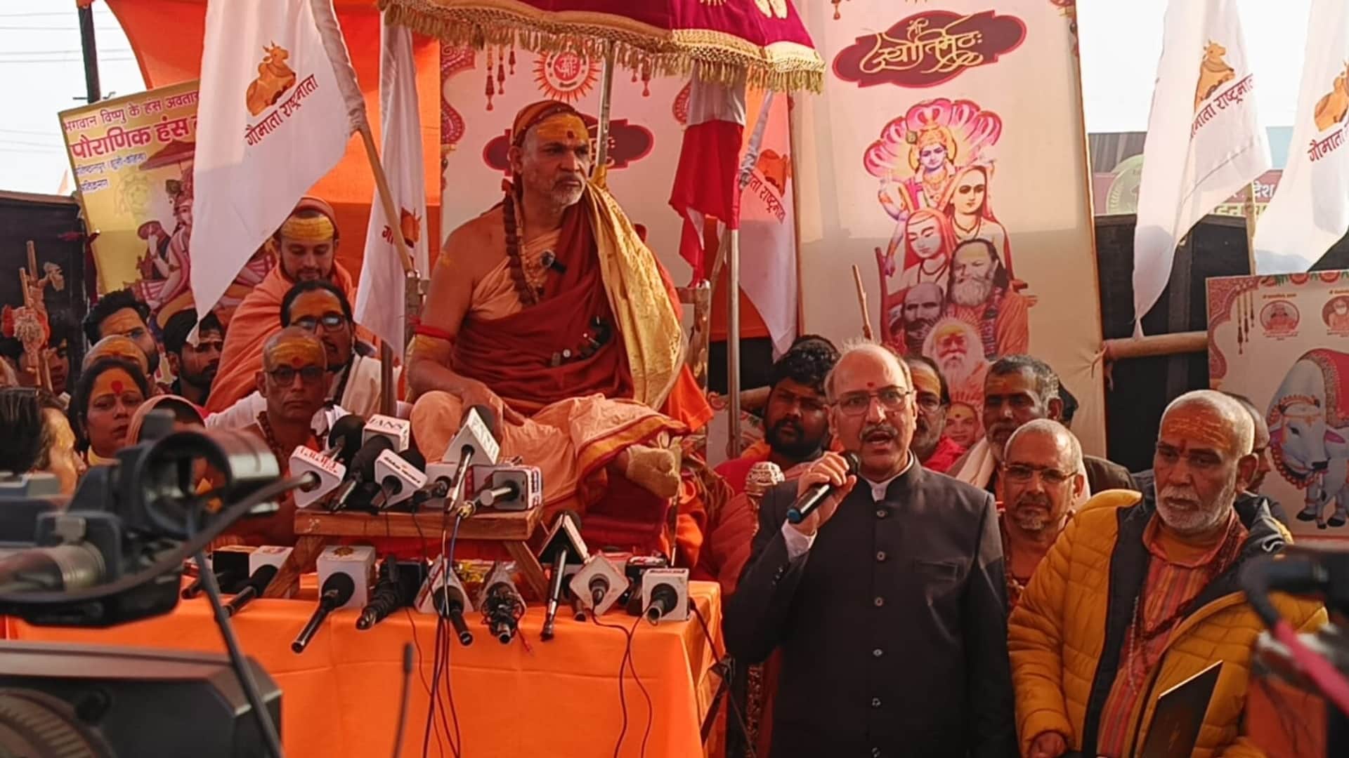 पत्रकारों को संबोधित करते स्वामी अविमुक्तेश्वरानंद के अधिवक्ता डॉ. पीएन मिश्रा।