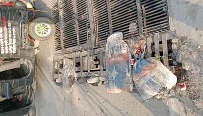 कालाढूंगी रोड और पनचक्की चौराहे के समीप क्षतिग्रस्त लोहे की जाली।