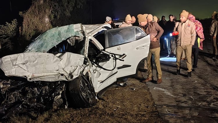 दर्दनाक सड़क हादसे में तीन की मौत:अनियंत्रित होकर कई बार पलटी कार, ट्रक से टकराई, उड़े परखच्चे – Three People Died In A Road Accident In Bulandshahr