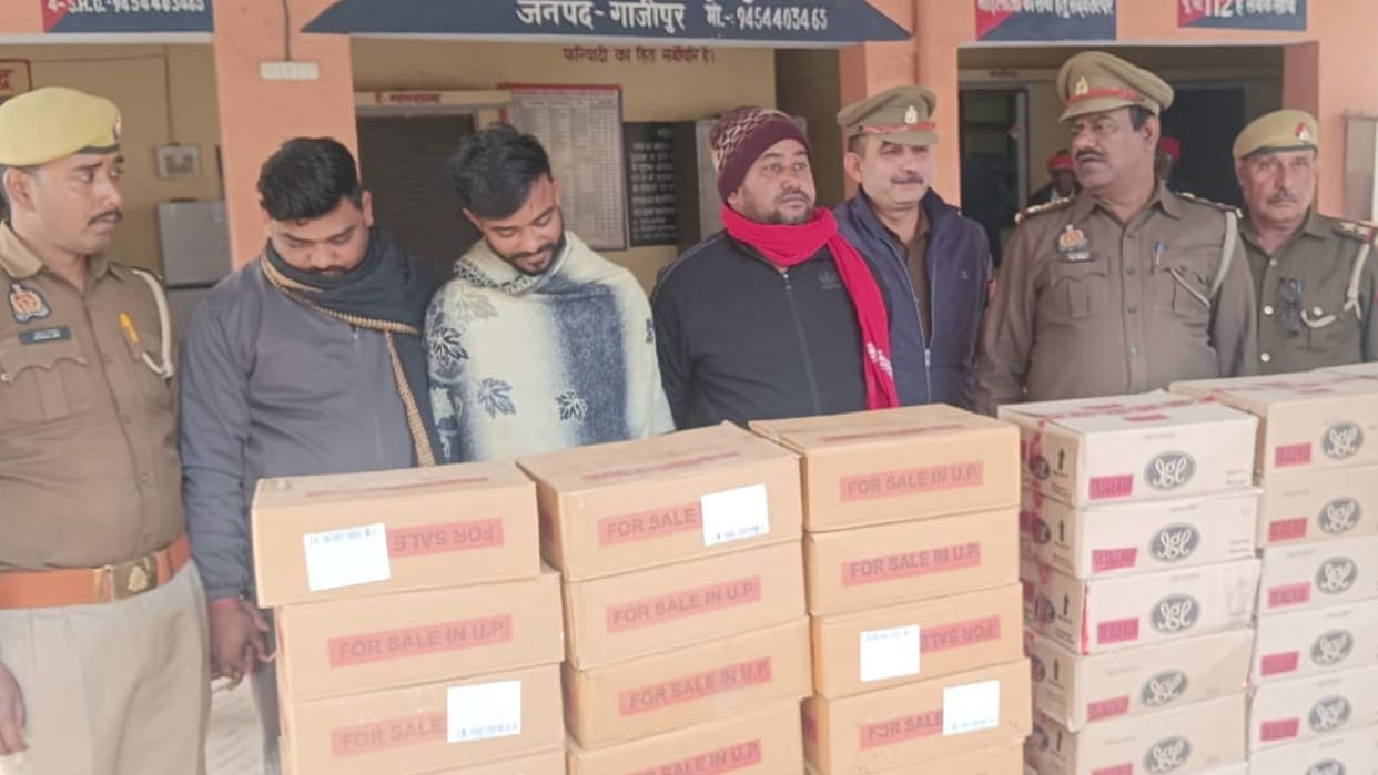 Police raided house and recovered liquor worth two lakh rupees in ghazipur