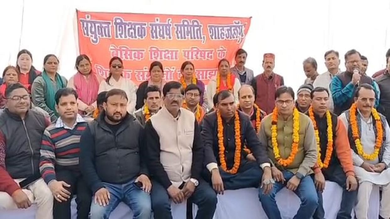 Teachers begin relay hunger strike in protest against transfers in Shahjahanpur