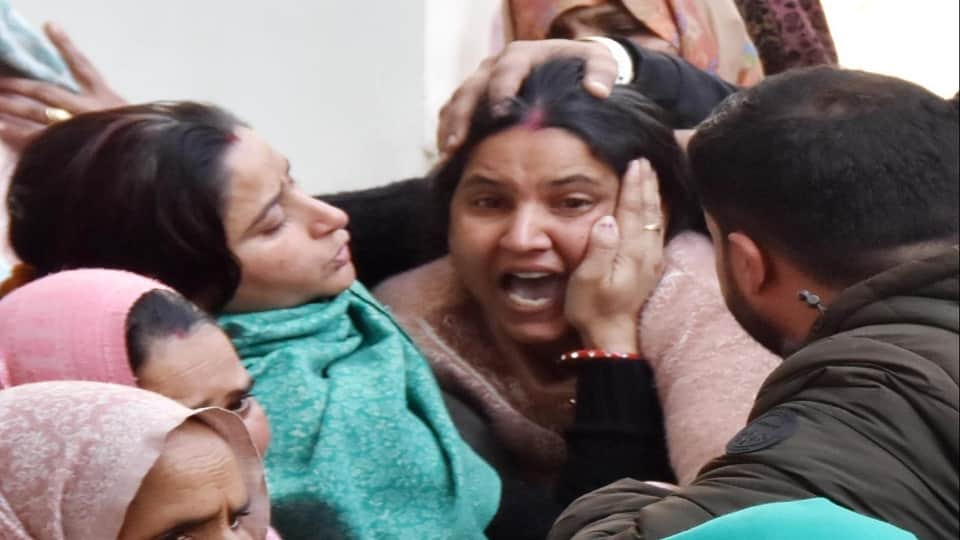 विलाप करती अशोक की बहनें।