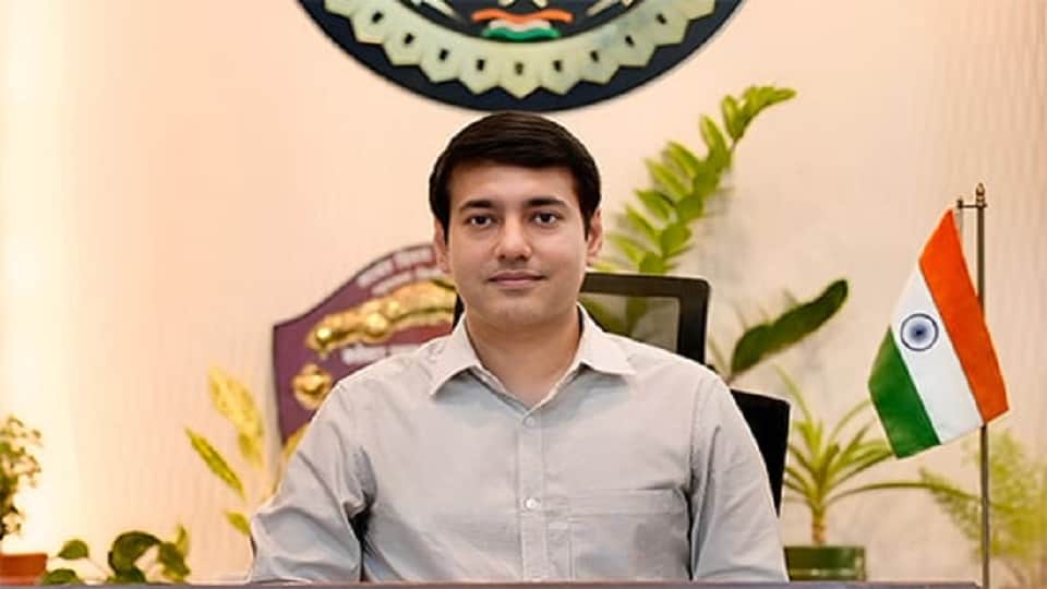 आकाश छिकारा बस्तर के नए कलेक्टर