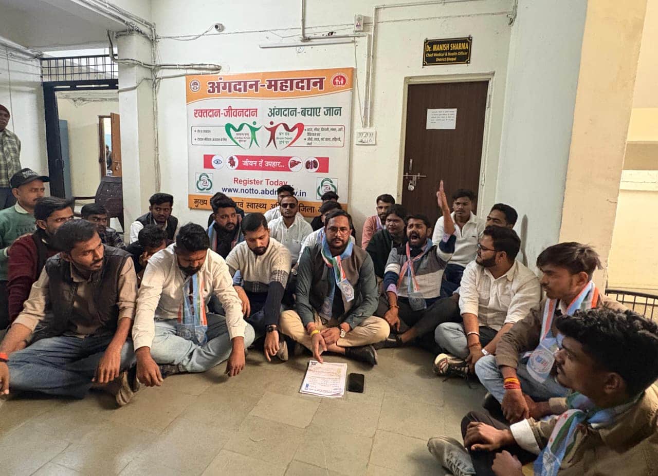 मामले को लेकर पूर्व में सीएमएचओ कार्यालय में हुआ प्रदर्शन