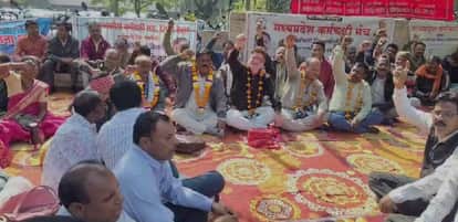 Bhopal News: Temporary employees angered by cabinet decision, begin Satyagraha in front of Satpura Bhavan, mov