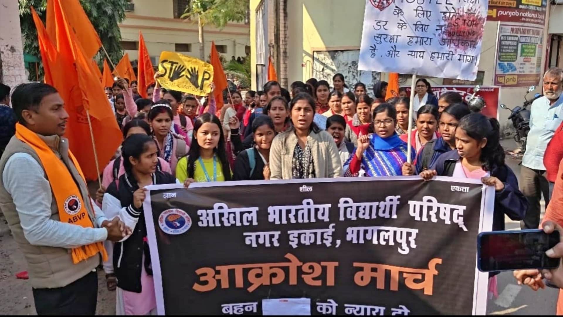 एबीवीपी के बैनर तले विरोध-प्रदर्शन करते छात्र-छात्राएं