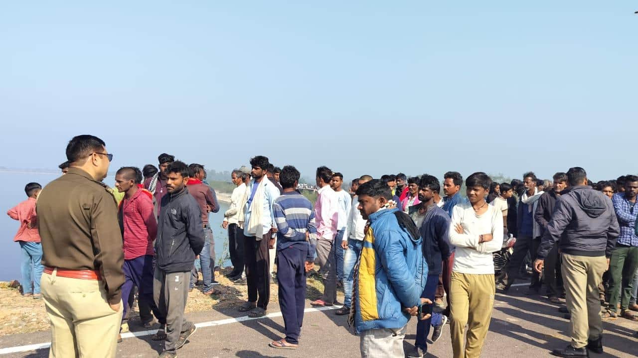 बांध के पास परिजनों के साथ खड़े स्थानीय लोग और पुलिस