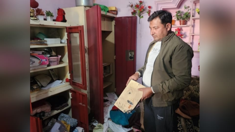 UP: Robbery at pearl merchant's house in Meerut, took family hostage and looted cash and jewelery