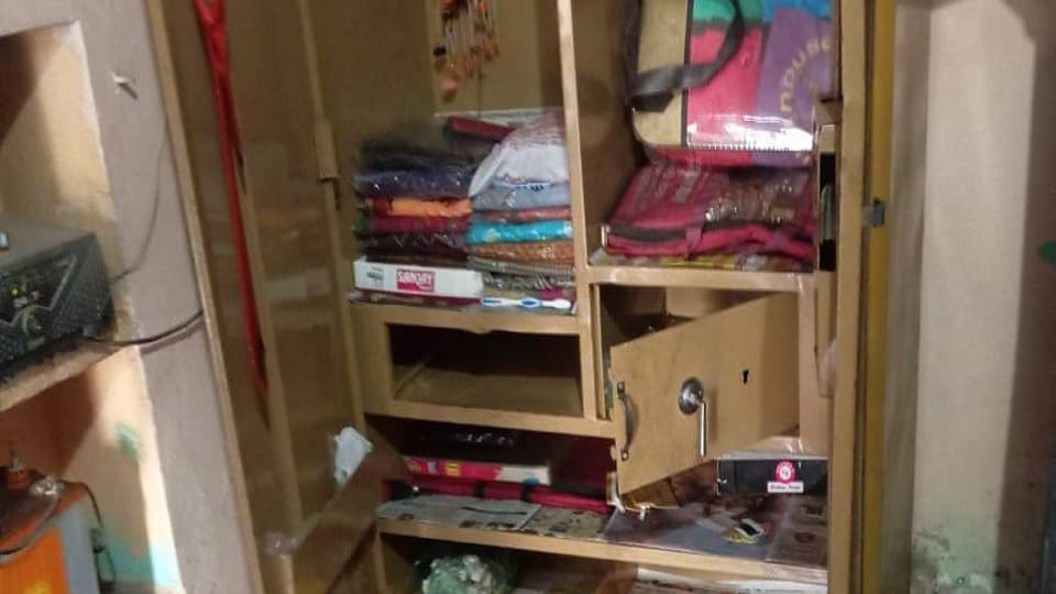Burglars Target Locked House of Dairy Owner in Bichpuri Jewellery Worth Lakhs Stolen