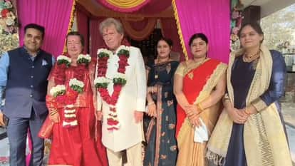 Inspired by the Taj Mahal Elderly French Couple Ties the Knot in a Traditional Hindu Ceremony